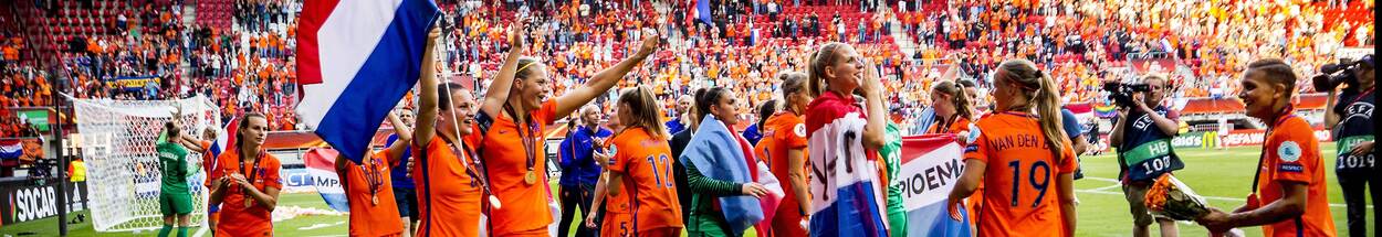 Voetbaldames van het Nederlands elftal juichen op voetbalveld