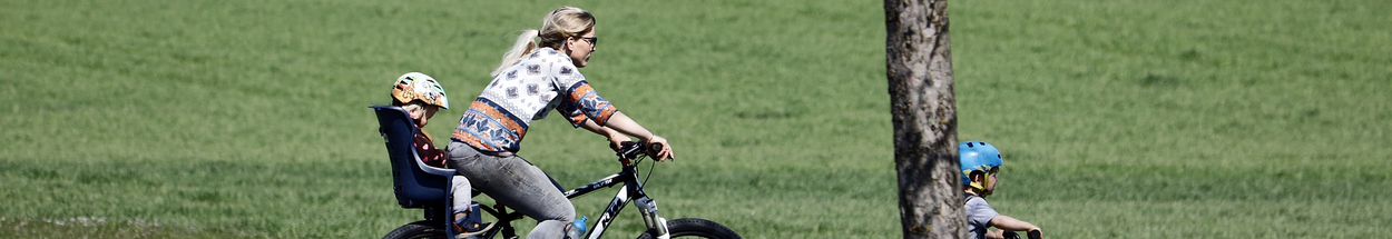 Fietsende moeder met kinderen die ook fietsen