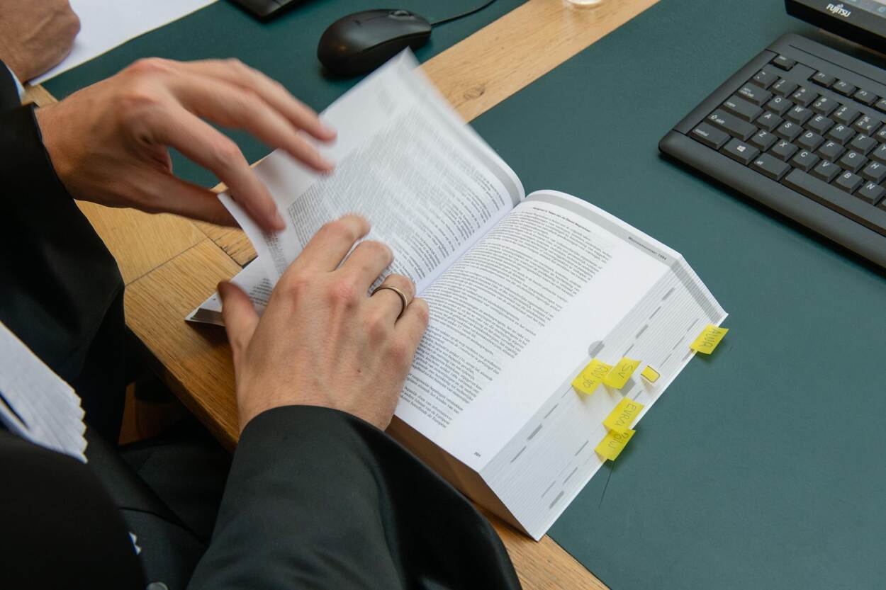 Rechter of raadslid die een wetboek doorbladert