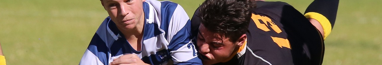 Twee mannen die rugby spelen op een veld