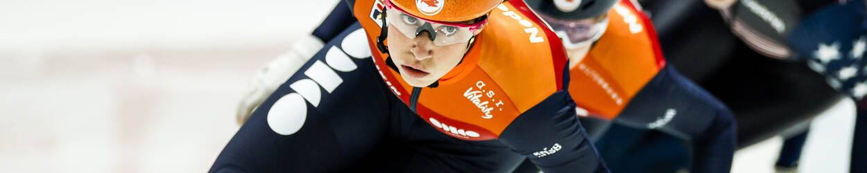 Shorttrackschaatsers van de Nederlandse ploeg tijdens een wedstrijd