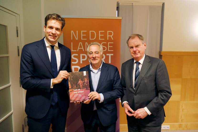 Foto van staatssecretaris Vincent Karremans voor Jeugd, Preventie en Sport samen met voorzitter Tom van 't Hek en raadslid Bernard Wientjes van de Nederlandse Sportraad