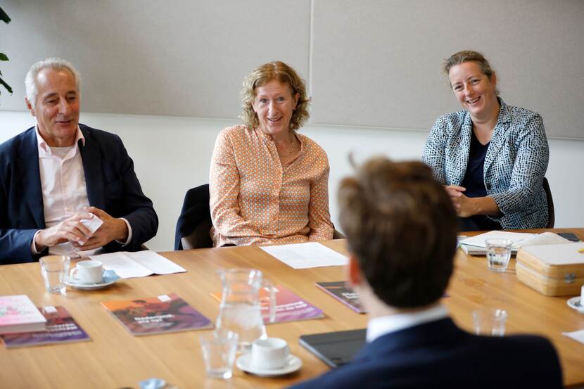 Voorzitter Tom van 't Hek samen met raadsleden Marjolein Bolhuis-Eijsvogel en Elke Snijder van de Nederlandse Sportraad in gesprek met staatssecretaris Vincent Karremans