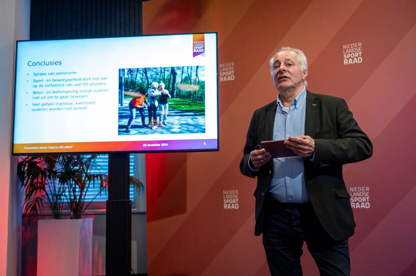 Foto Tom van 't Hek, voorzitter Nederlandse Sportraad bij presentatie advies Laat ze niet zitten! in Nieuwspoort 28 november 2024