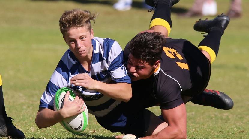 Foto met 2 jongens die rugby spelen